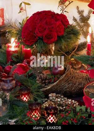 Stilvolle Weihnachten Tischdekoration in elegantem Ambiente, Deutschland Stockfoto