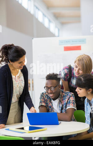 Schüler und Lehrer arbeiten mit laptop Stockfoto