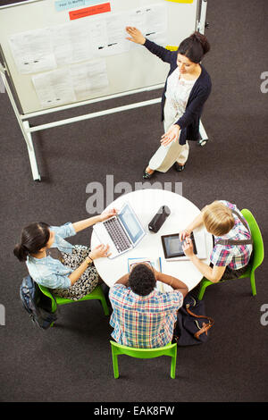 Draufsicht eines Schülers Blick auf Lehrer, die Dokumente auf Whiteboard anzeigen Stockfoto