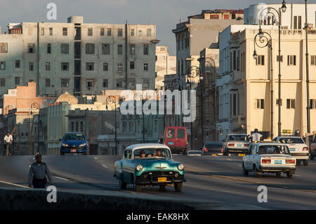 Klassische US Straßenkreuzer fahren entlang des Malecón Havannas Strandpromenade, Havanna, La Habanna, Kuba Stockfoto