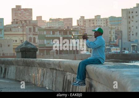 Ein Mann, der Trompete am Malecón, Havannas Meer promenade, La Habanna, Havanna, Kuba Stockfoto