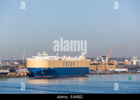 Riesige "Eukor" reines Auto und Lkw-Träger "Asiatischen Majestät" Liegeplatz im Hafen von Southampton, Southampton Docks, Solent, Hampshire, UK Stockfoto