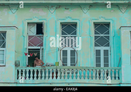 Balkon eines Hauses aus der Kolonialzeit in Alt-Havanna, Havanna, La Habanna, Kuba Stockfoto