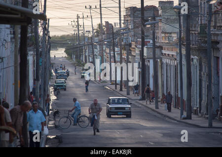 Straßenszene in der Altstadt von Cienfuegos, Cienfuegos, Provinz Cienfuegos, Kuba Stockfoto