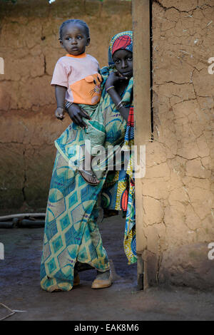 Junges Mädchen hält ihre jüngere Schwester in das Dorf Idool, Idool, Adamawa Region, Kamerun Stockfoto