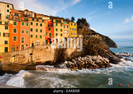 Bunte Häuser an der felsigen Küste, UNESCO Weltkulturerbe, Riomaggiore, Cinque Terre, Ligurien, Italien Stockfoto