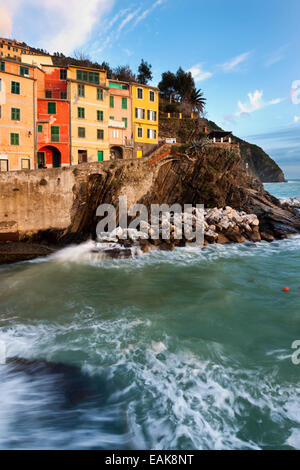 Bunte Häuser an der felsigen Küste, UNESCO Weltkulturerbe, Riomaggiore, Cinque Terre, Ligurien, Italien Stockfoto