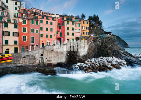 Bunte Häuser an der felsigen Küste, UNESCO Weltkulturerbe, Riomaggiore, Cinque Terre, Ligurien, Italien Stockfoto