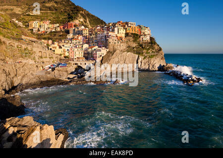 Häuser von Manarola an der felsigen Küste, UNESCO Weltkulturerbe, Manarola, Cinque Terre, Ligurien, Italien Stockfoto