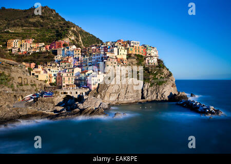 Häuser von Manarola an der felsigen Küste, UNESCO Weltkulturerbe, Manarola, Cinque Terre, Ligurien, Italien Stockfoto