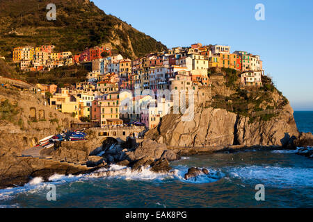 Häuser von Manarola an der felsigen Küste in der Abenddämmerung, UNESCO Weltkulturerbe, Manarola, Cinque Terre, Ligurien, Italien Stockfoto