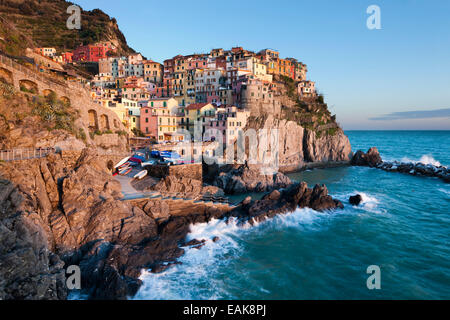 Häuser von Manarola an der felsigen Küste, UNESCO Weltkulturerbe, Manarola, Cinque Terre, Ligurien, Italien Stockfoto