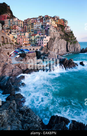 Häuser von Manarola an der felsigen Küste in der Abenddämmerung, UNESCO Weltkulturerbe, Manarola, Cinque Terre, Ligurien, Italien Stockfoto