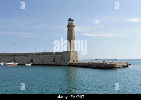 Alter Leuchtturm im Hafen von Rethymno, Kreta, Griechenland Stockfoto