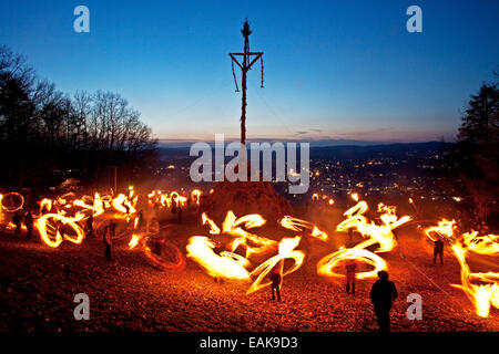 Ostern Feuer feiern, Fackel Ausschwenken des Poskebrueder, Attendorn, Nordrhein-Westfalen, Deutschland Stockfoto