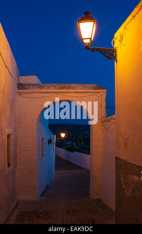 Gasse in der Abenddämmerung in der weiß getünchten Dorf von Arcos De La Frontera, Arcos De La Frontera, Provinz Cádiz, Andalusien, Spanien Stockfoto