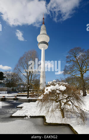 Gefrorene Teiche "Planten un Blomen" Parken, Heinrich-Hertz-Turm an der  Rckseite, Hamburg, Hamburg, Deutschland Stockfotografie - Alamy