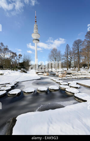 Gefrorene Teiche "Planten un Blomen" Parken, Heinrich-Hertz-Turm an der  Rckseite, Hamburg, Hamburg, Deutschland Stockfotografie - Alamy