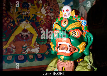 Holzmaske von Mönchen benutzt für rituelle Tänze in Hemis Festival, Hemis, Ladakh, Jammu und Kaschmir, Indien Stockfoto