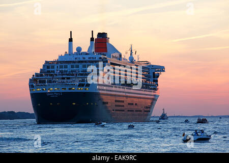 Kreuzfahrtschiff, MS Queen Mary 2, Abfahrt Hamburger Hafen an der Elbe bei Sonnenuntergang, Hamburg, Hamburg, Germany Stockfoto