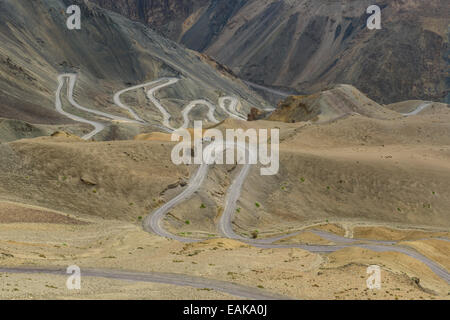 Kurvenreiche Straße, Teil der Manali-Leh-Highway, Gästehaus, Ladakh, Jammu und Kaschmir, Indien Stockfoto