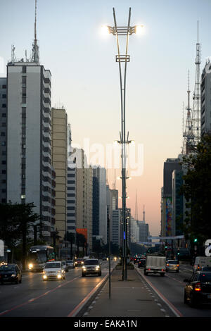 Avenida Paulista im Morgengrauen, CBD, financial Centre, Bela Vista, São Jorge, São Paulo, Brasilien Stockfoto