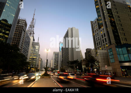 Avenida Paulista bei Nacht, CBD, Finanzplatz, Bela Vista, São Jorge, São Paulo, Brasilien Stockfoto