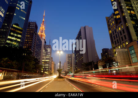 Avenida Paulista bei Nacht, CBD, Finanzplatz, Bela Vista, São Jorge, São Paulo, Brasilien Stockfoto