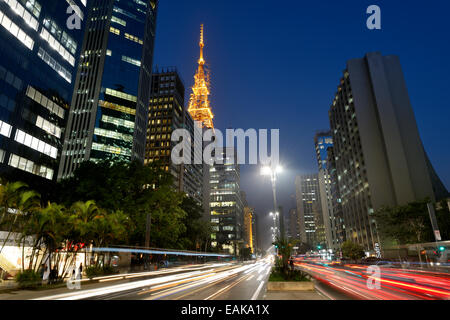 Avenida Paulista bei Nacht, CBD, Finanzplatz, Bela Vista, São Jorge, São Paulo, Brasilien Stockfoto