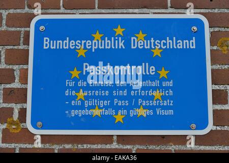 Melden Sie sagen "Passkontrolle", Deutsch für "Passport Control" in den Hafen Tammensiel, Pellworm, Nordfriesland, Schleswig-Holstein Stockfoto