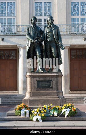 Goethe-Schiller-Denkmal, Kränze an der Basis, Weimar, Thüringen, Deutschland Stockfoto