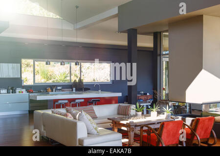 Modernes Haus Interieur mit Wohnzimmer mit Küche geeignet Stockfoto