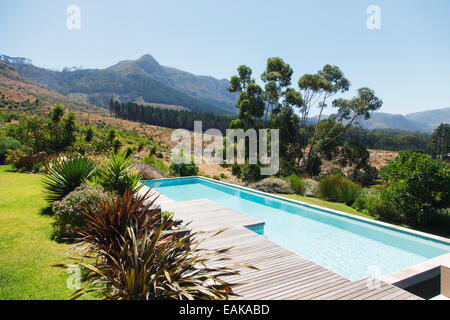 Holzterrasse und Pool in Hügellandschaft Stockfoto