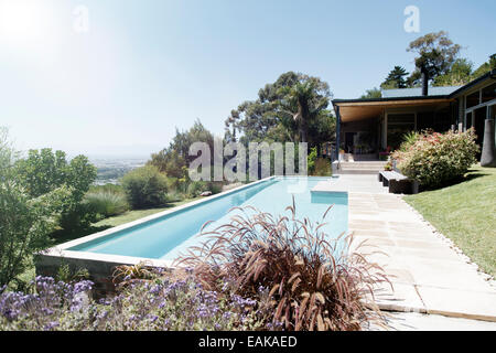 Modernes Haus außen mit großen Swimming pool Stockfoto