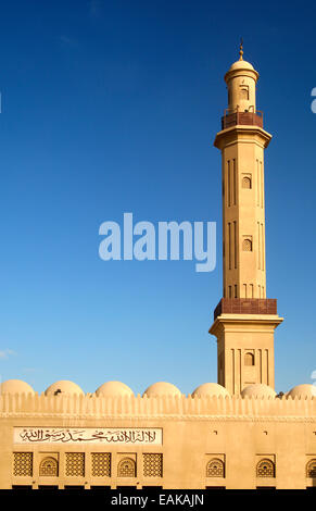 Große Moschee, Minarett und Inschrift in arabischer Schrift mit der Schahada, das Glaubensbekenntnis des Islam, Dubai, Emirat Dubai Stockfoto