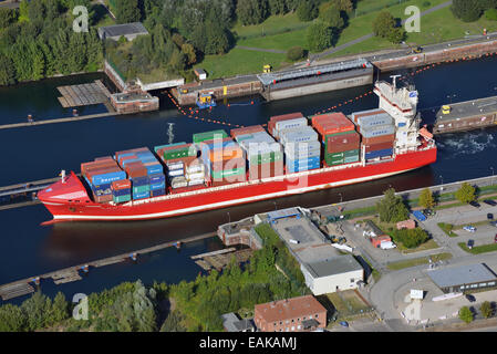 Feederschiff "Frederik" vorbei an die Kiel-Holtenau-Kanal sperren, Nord-Ostsee-Kanal, Antenne Darstellung großer sperren, Nord-Ostsee-Kanal, Kiel Stockfoto