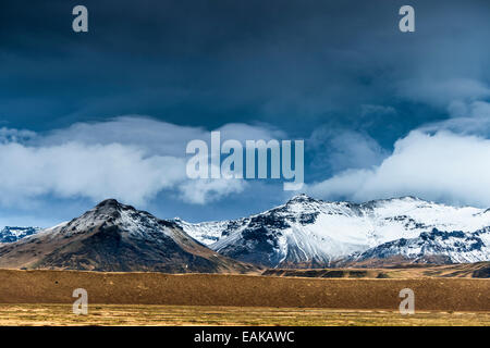 Isländische Landschaft mit einem dramatischen Himmel, in der Nähe von Vik, Island Stockfoto