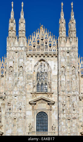 Türme, Türme und Fenster der Westfassade des Mailänder Dom oder Duomo di Santa Maria Nascente, Mailand, Lombardei, Italien Stockfoto