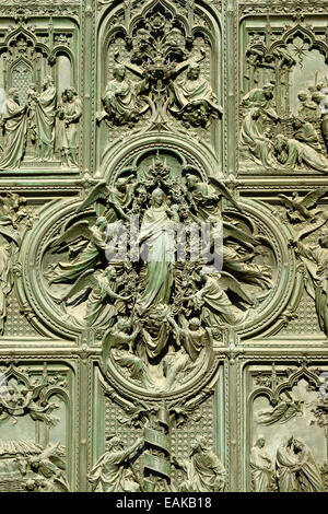 Detail, Bronze Haupttür mit Szenen aus dem Leben der Maria, Kirche Motive, Bildhauer Lodovico Pogliaghi, Westfassade von Mailand Stockfoto