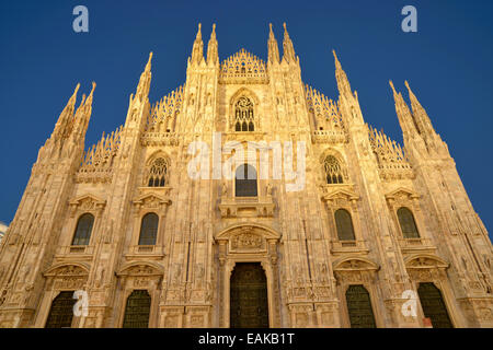 Westfassade des Mailänder Dom oder Duomo di Santa Maria Nascente, im Abendlicht, Mailand, Lombardei, Italien Stockfoto