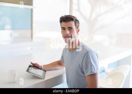 Porträt des Mannes mit Tablet-pc in der Küche Stockfoto
