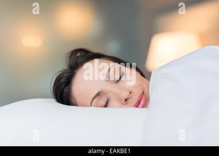 Frau schläft in ihrem Bett Stockfoto