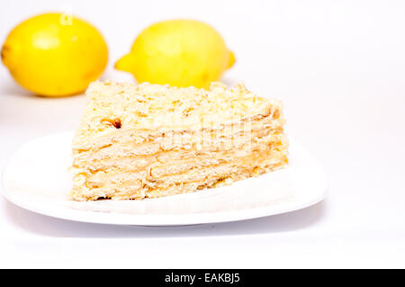 Dessert: Kuchen und Zitronen auf weißem Hintergrund Stockfoto