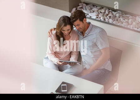 Paar mit tablet-pc im Speisesaal Stockfoto