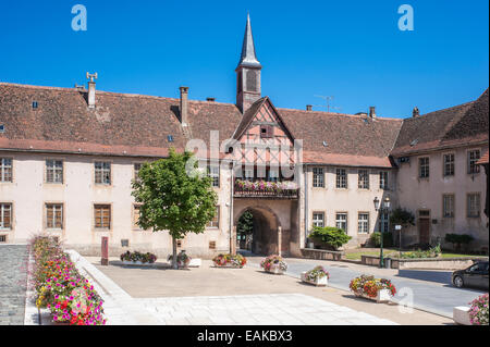 Porte du Milieu Tor und der École Hohenbourg Schule, Rosheim, Département Bas-Rhin, Elsass, Frankreich Stockfoto