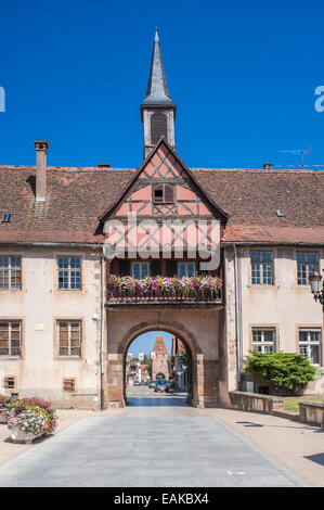 Porte du Milieu Tor und der École Hohenbourg Schule, Rosheim, Département Bas-Rhin, Elsass, Frankreich Stockfoto