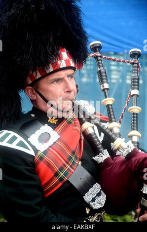 Ystad International Military Tattoo 2013, Schweden. Miliare Dudelsackspieler aus dem südlichen Highlanders Pipes und Drums, Schottland Stockfoto