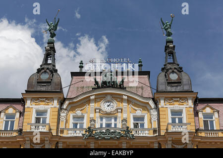 Figurative Dekoration und eine Uhr, die historische Fassade, Grand Hotel Pacifik, Mariánské Lázně, Region Karlsbad, Böhmen Stockfoto