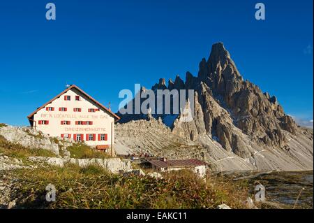 Dreizinnenhuette oder drei Zinnen Alpine Hütte vor Paternkofel Berg, Sextner Dolomiten, Südtirol-Provinz Stockfoto