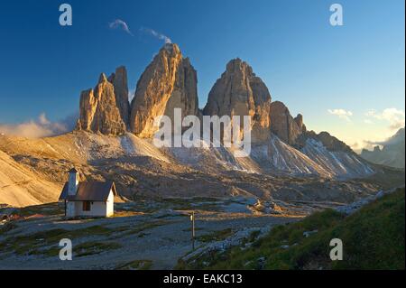 Kapelle des Dreizinnenhuette oder drei Zinnen Alpine Hütte vor der Nordwand der drei Zinnen, Sextner Dolomiten Stockfoto